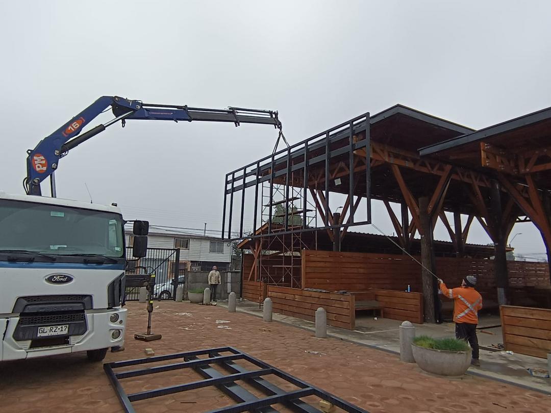 Montaje de Estructura Metálica para Terraza Comercial en Chillán