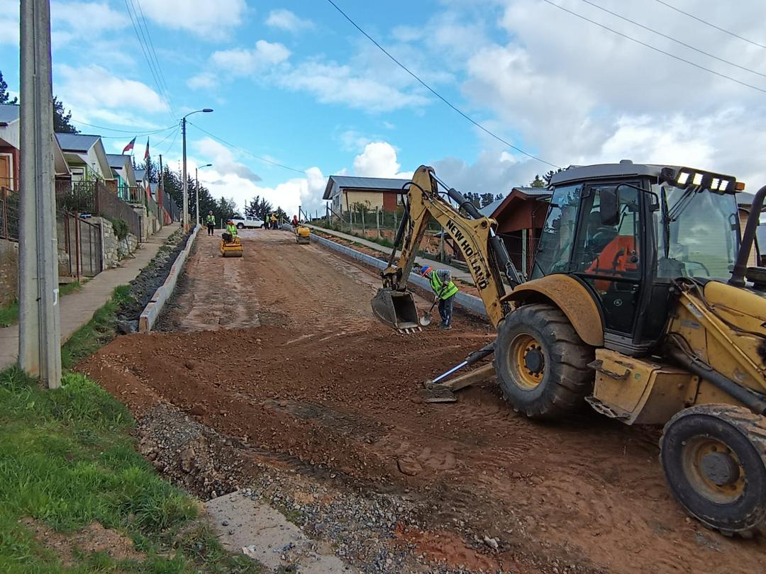 Obras de Infraestructura Vial con Retroexcavadora en Coronel